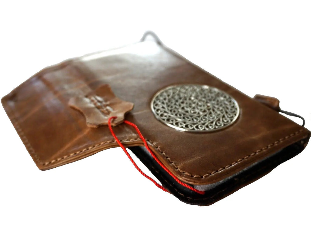 DAVISCASE genuine leather phone case for iPhone 11-15 Pro Max, vintage style with credit card slots and magnetic closure.