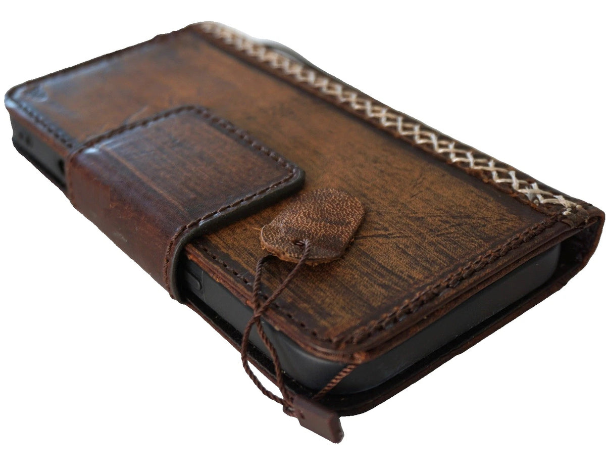 Handmade genuine leather phone case for iPhone 14-17 Pro Max by DAVISCASE, with magnetic clasp and wallet features.