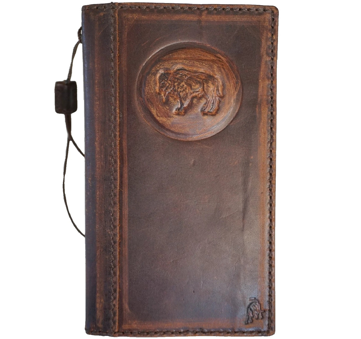 Handmade genuine leather phone case for Apple iPhone 15, 16, 17 Pro Max by DAVISCASE with wallet-style design and crafted details.