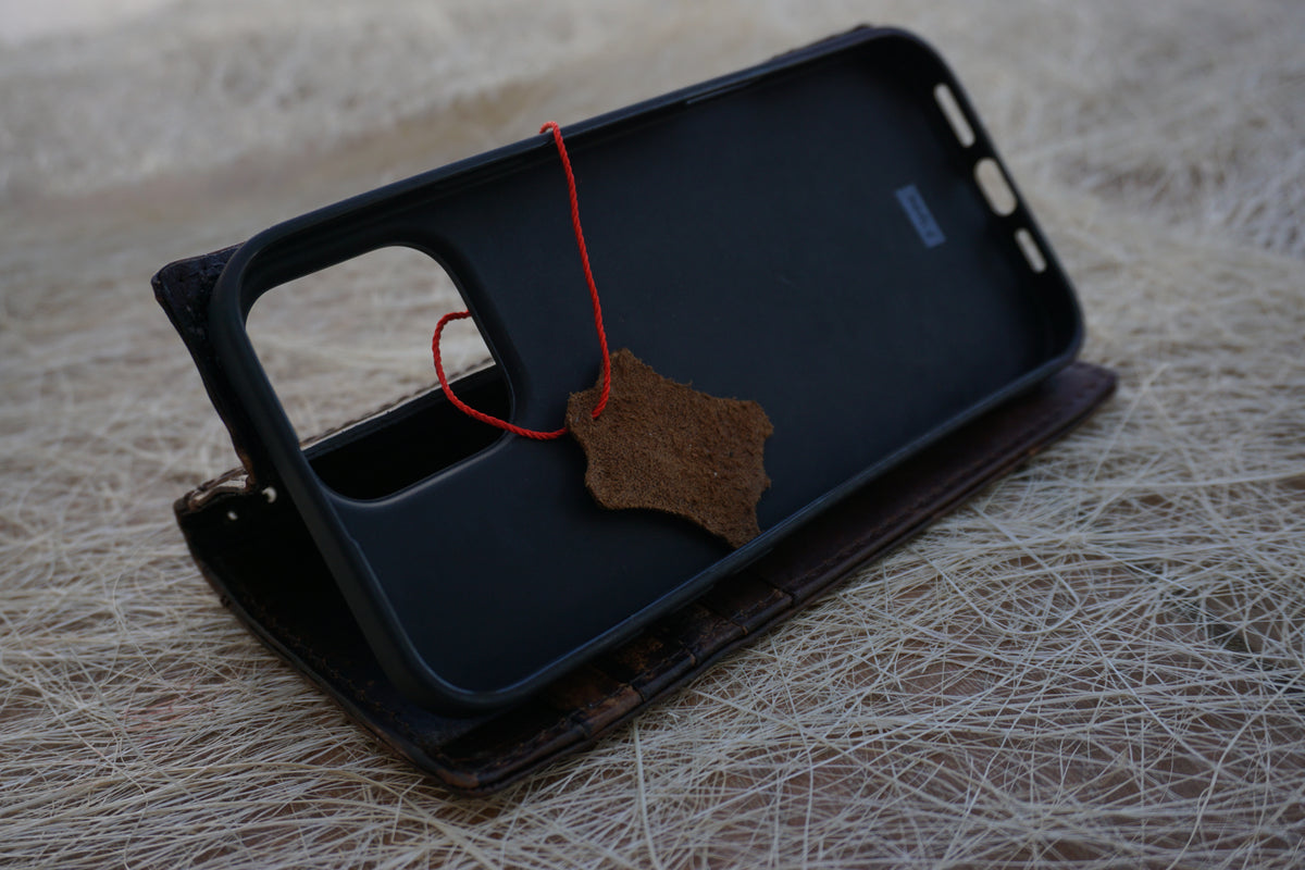 Handmade genuine leather wallet case for Apple iPhone 16, 14, 15 Pro Max, with a wrinkled luxury finish by DAVISCASE.