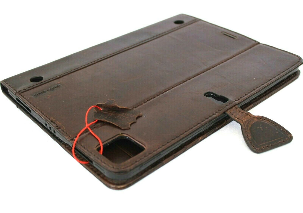 Genuine vintage leather iPad Pro 13 (2024) case by DAVISCASE with flip cover, credit card slots, and handmade hard shell design.