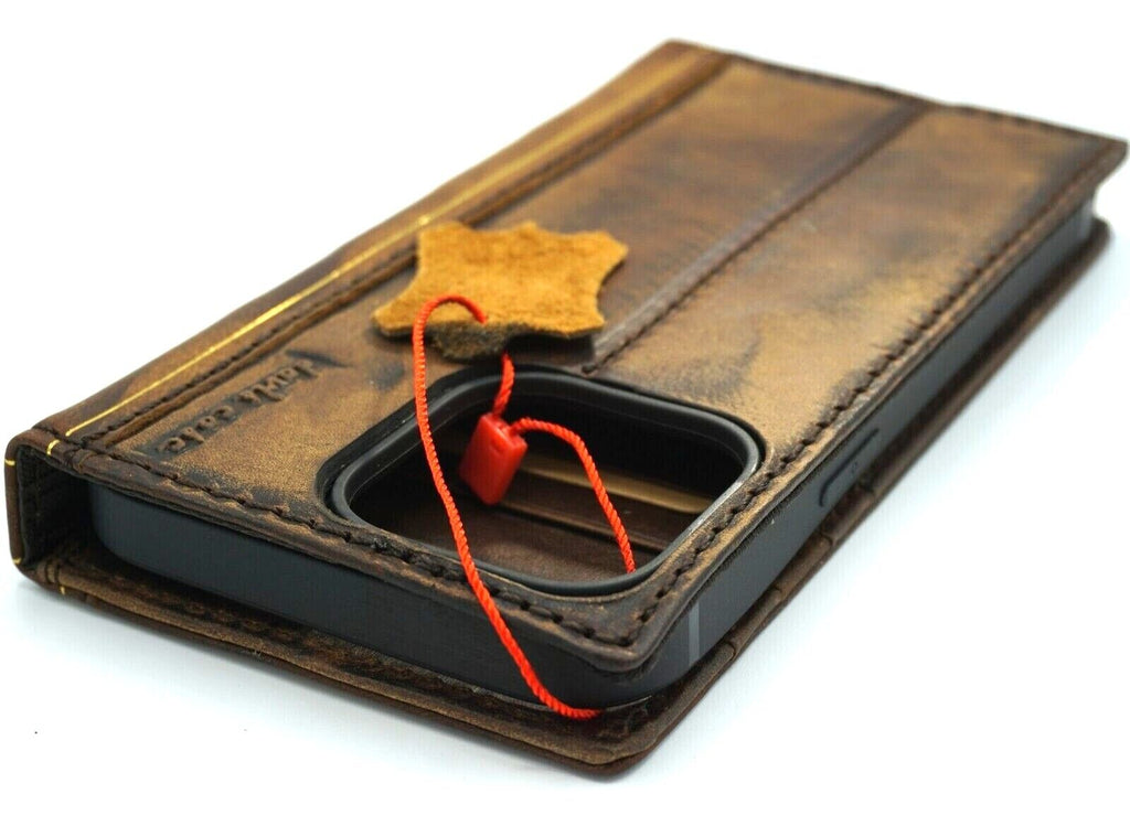 Handmade genuine leather phone case for Apple iPhone models, with vintage style and crafted details by DAVISCASE.