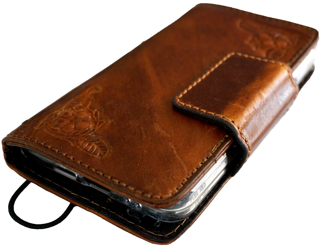 Genuine leather Google Pixel Fold case by DAVISCASE, wallet-style with closure, wireless charging compatible, for models 3 to 9 Pro XL.