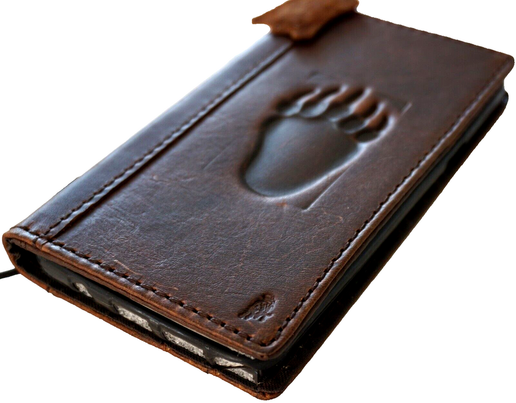 DavisCase vintage genuine leather wallet case for iPhone 11-15 Pro Max, handcrafted with bear paw design, credit card slots, full grain leather