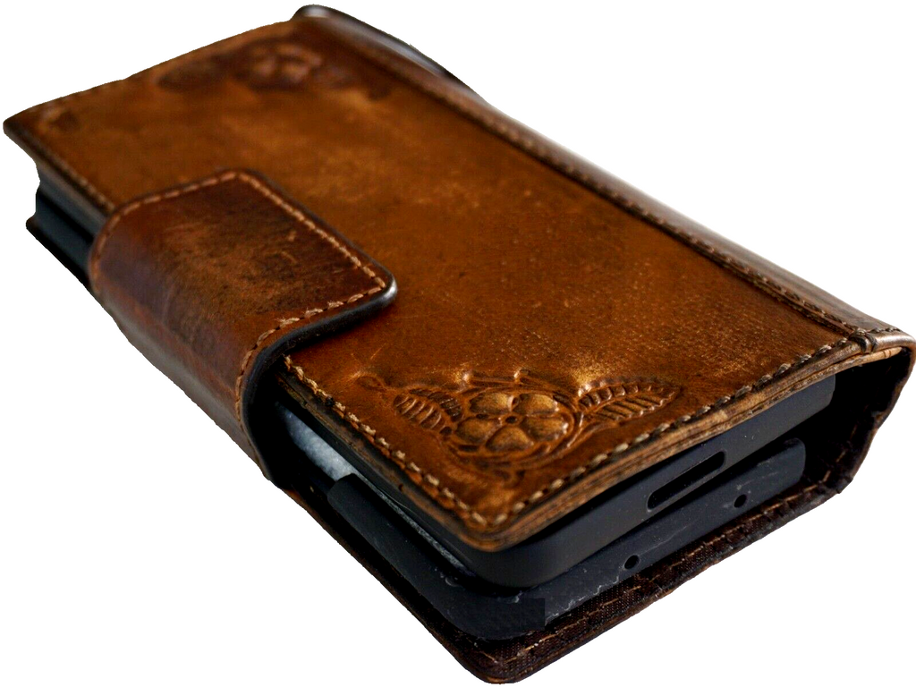 Handmade genuine leather phone case for vivo X Fold3 Pro by DAVISCASE, vintage-style wallet cover with magnetic closure.