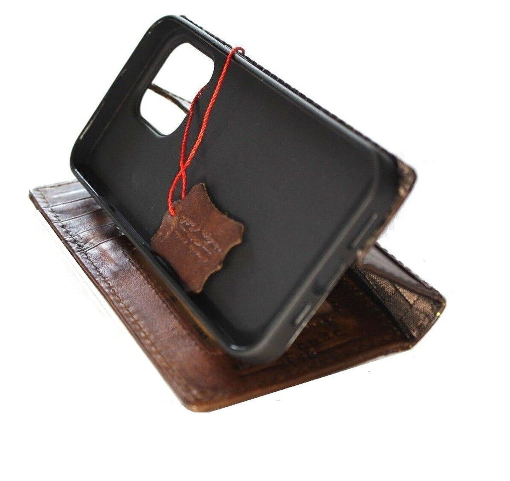Handmade genuine leather wallet case for Galaxy Z Fold 3-7, featuring intricate scorpion craft and oiled finish by DAVISCASE.