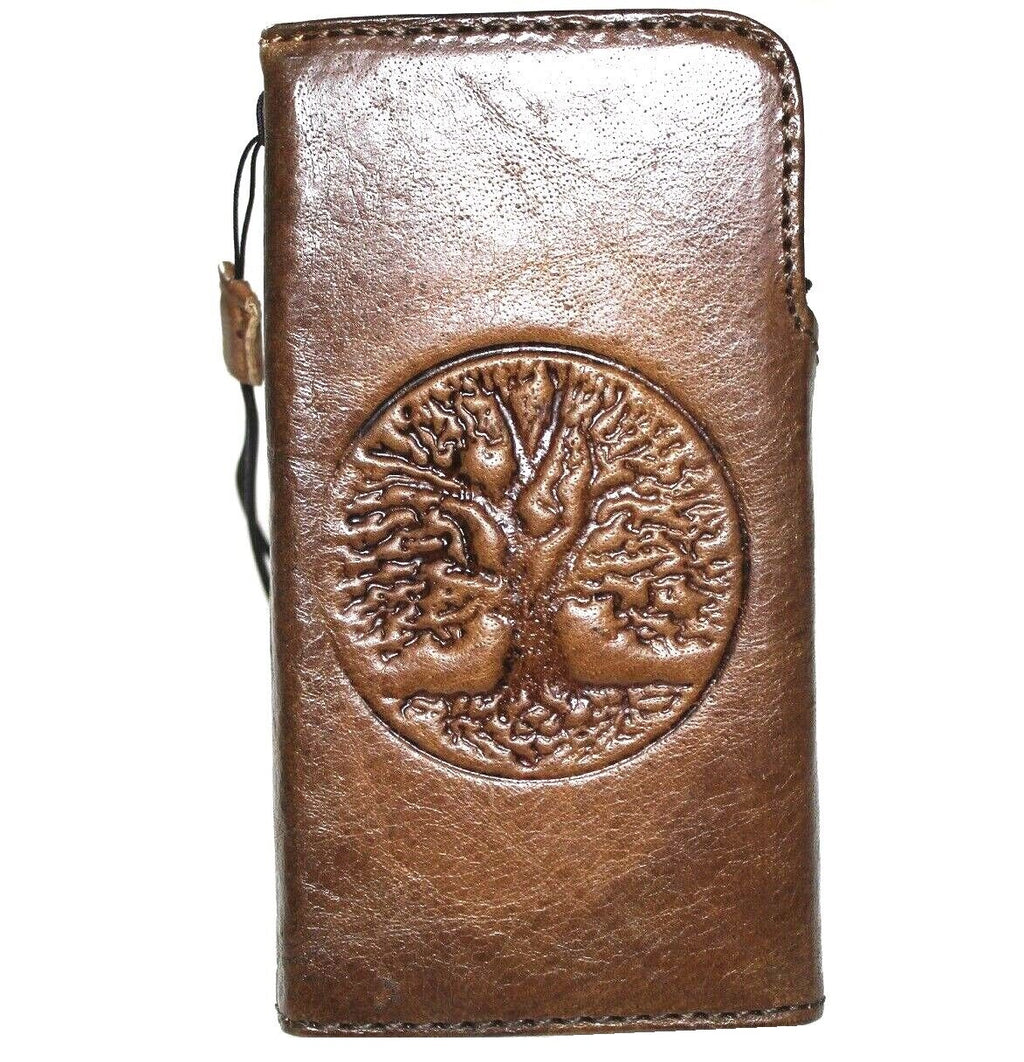 DAVISCASE handmade leather phone case for iPhone and Galaxy models with vintage dog paw and bear embossing, wallet-style design.
