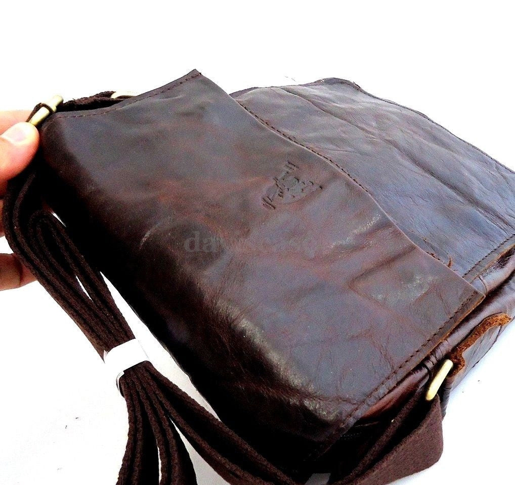 Vintage men's leather shoulder bag for iPad, cowhide crossbody bag with retro 60s-70s style, full leather construction.
