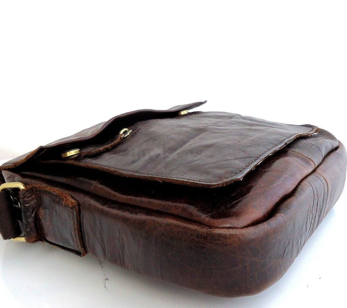 Vintage genuine leather men's shoulder bag with crossbody strap, designed for iPad 2, 3, 4, in retro 60s-70s style.