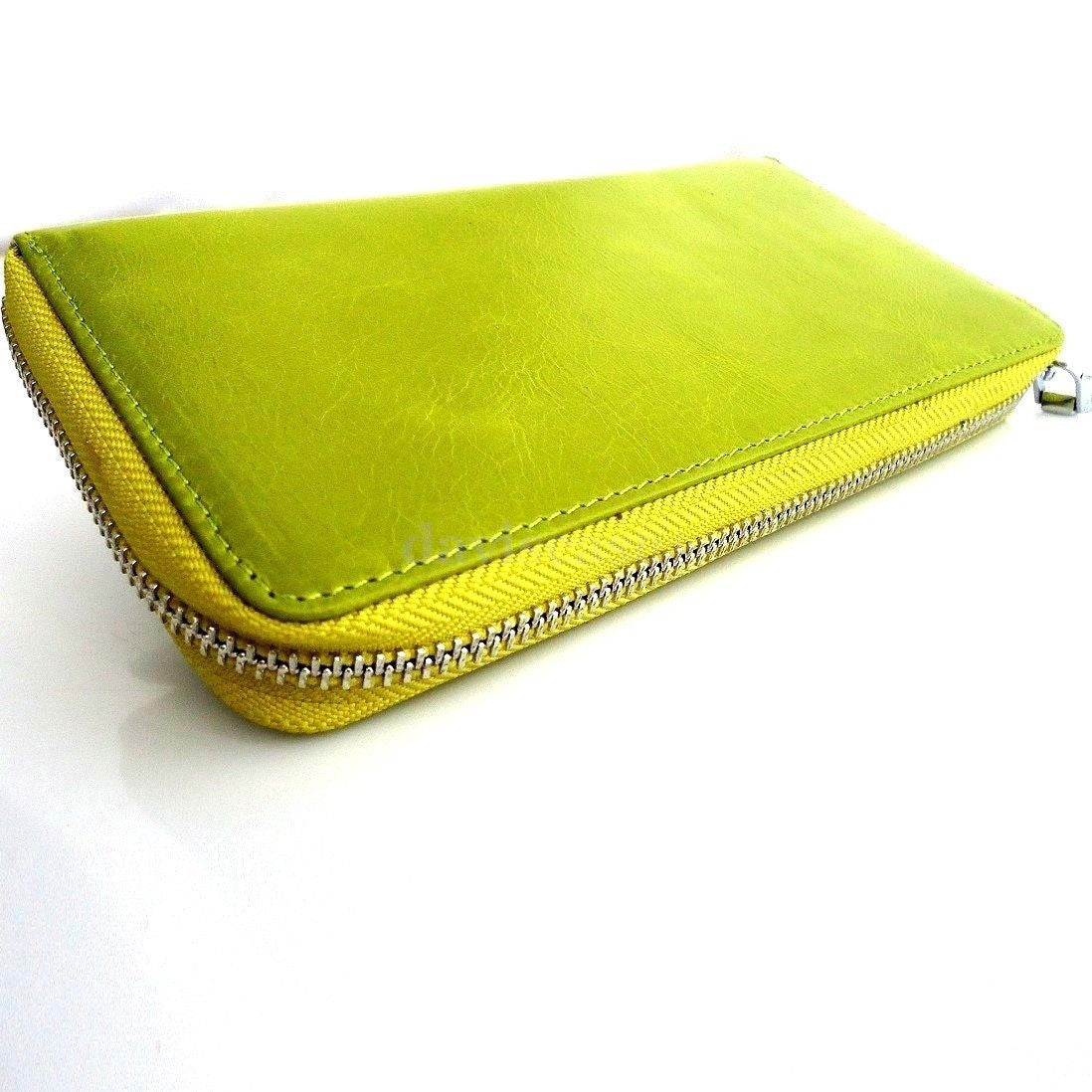 Genuine leather women's tote wallet by DAVISCASE with zipper, coin pocket, credit card slots, and hand strap.