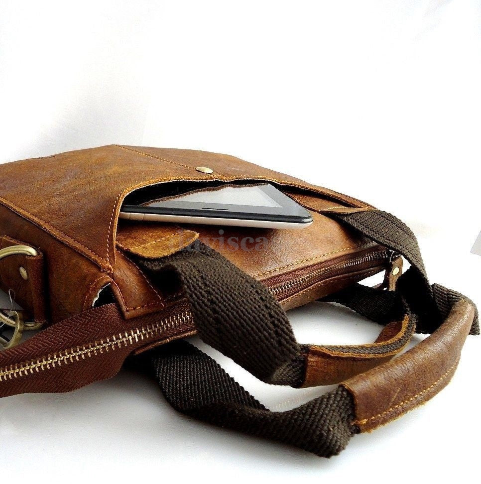 Men's tan soft leather messenger handbag with vintage design by DAVISCASE, featuring a spacious, stylish bag for students and professionals.