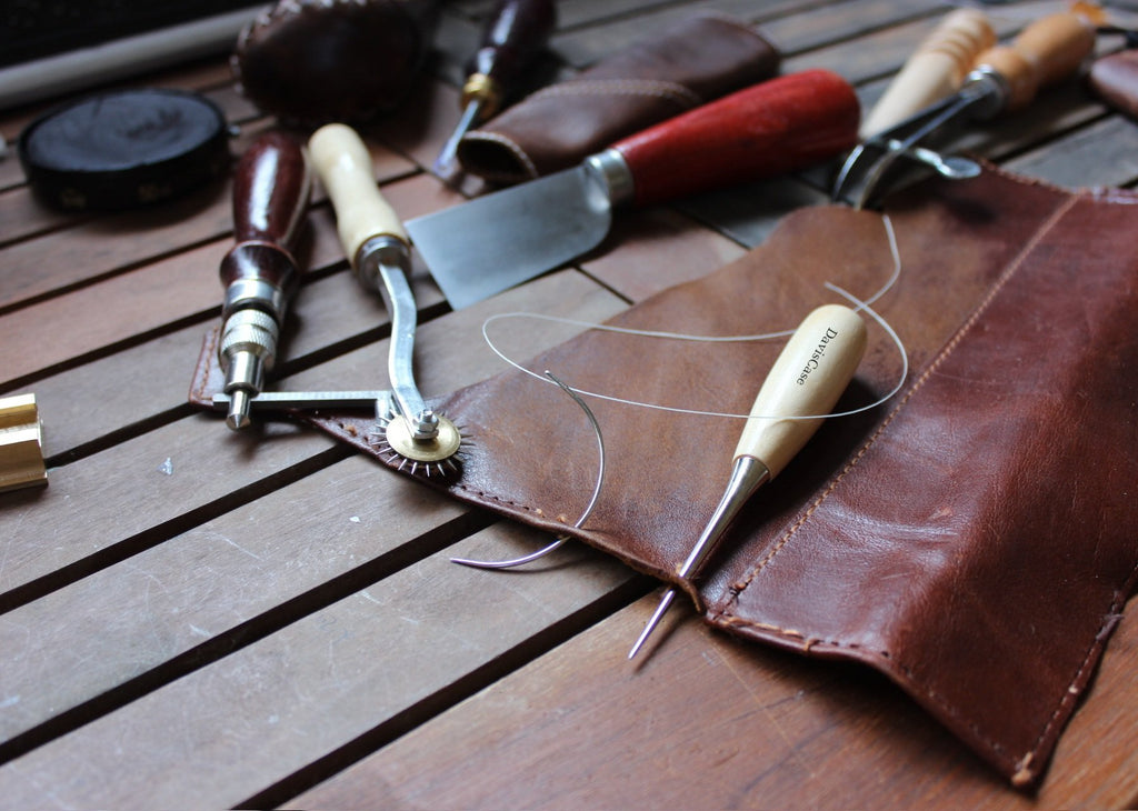 Vintage leather Samsung Galaxy S9 Plus case by DAVISCASE with wallet design, card slots, strap, and wireless charging compatibility.