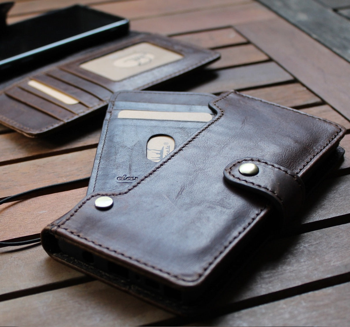 Vintage leather Galaxy Note 9 case by DAVISCASE with wallet-style design, card slots, handmade cover, and wireless charging compatibility.