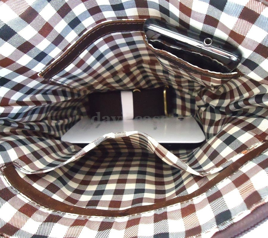 Men's vintage leather messenger bag from DAVISCASE, designed for iPad and laptop, with dark retro style and genuine leather finish.