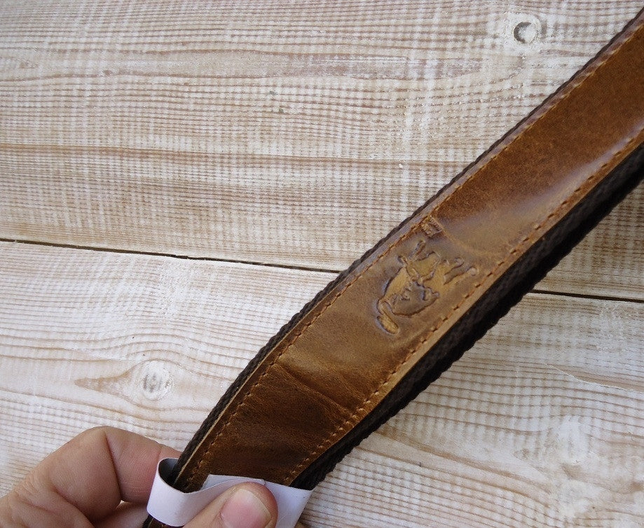 Men's genuine leather messenger bag with retro style, suitable for iPad and ebooks, from vendor-unknown.