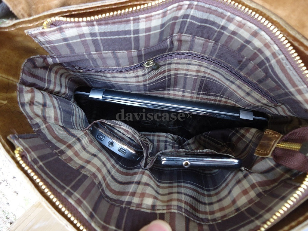 Men's genuine leather messenger bag with retro design, suitable for iPad and ebooks, in brown leather with adjustable strap.