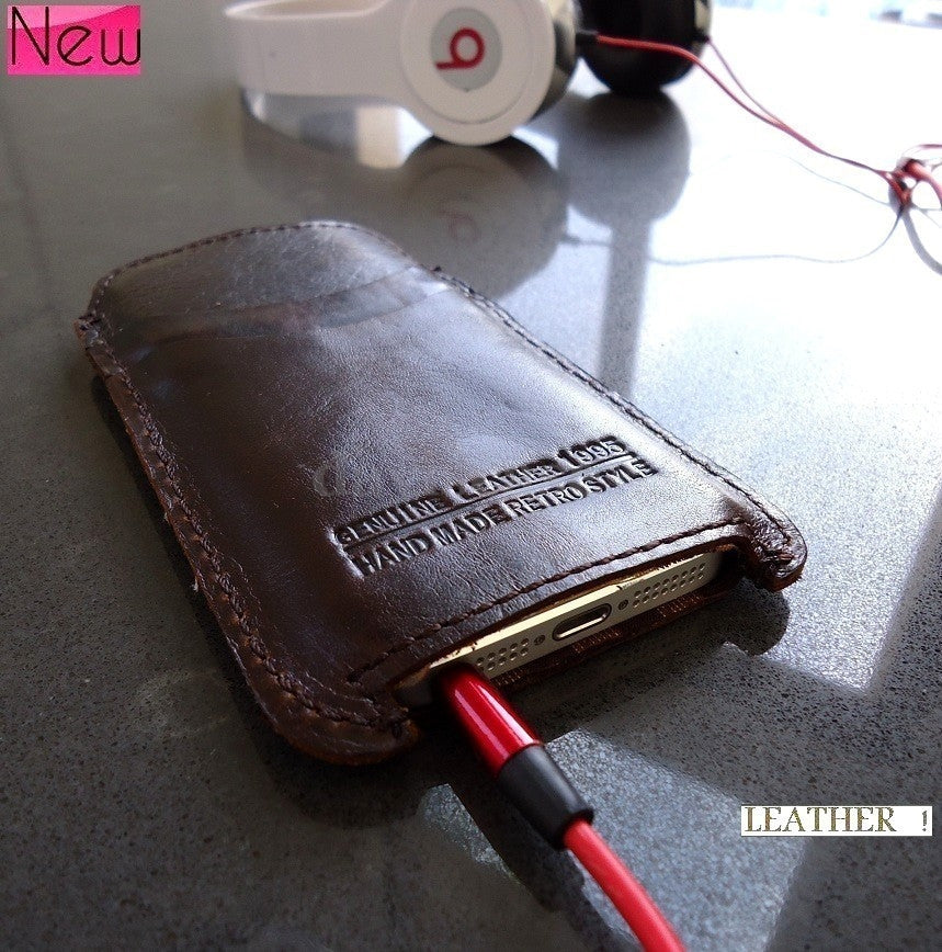 Handmade genuine leather iPhone 5 case with retro style purse design, crafted for a snug fit and vintage appeal.