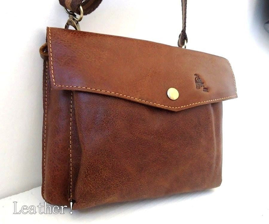 Genuine leather shoulder wallet bag by DAVISCASE, suitable for men and women, featuring a compact waist camera pouch design.