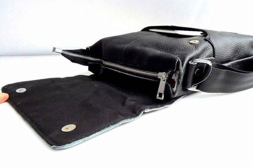 Genuine black leather men's shoulder bag by DAVISCASE, classic crossbody messenger handbag with sleek design and adjustable strap.
