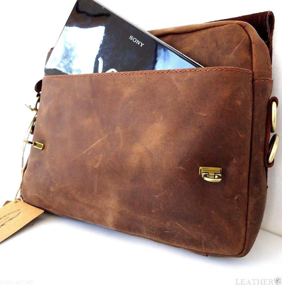 Men's vintage brown leather crossbody bag by DAVISCASE, soft genuine leather with classic style and functional design.