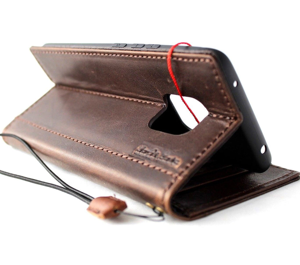 Handmade genuine leather wallet case for Huawei Mate 20 Pro by DAVISCASE, featuring retro design and wireless charging compatibility.