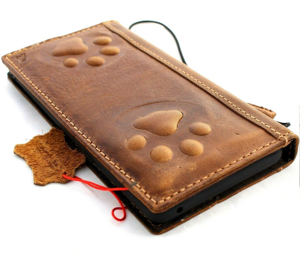 Handmade DAVISCASE leather phone case with vintage dog paw and bear design for iPhone 11-15 Pro Max, Galaxy S22, and A-series models.