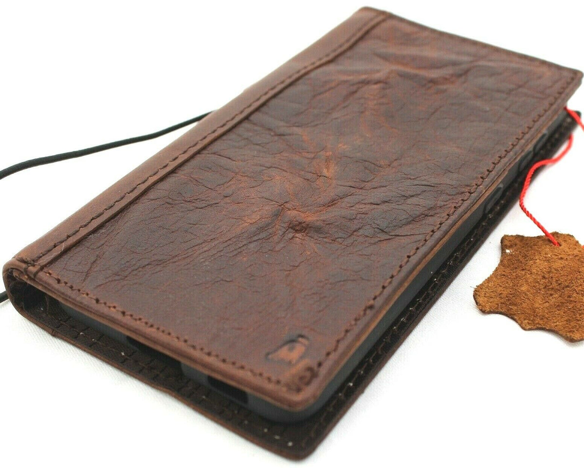 Vintage leather case for Samsung Galaxy S21 by DAVISCASE with card slots, ID window, and wireless charging holder.