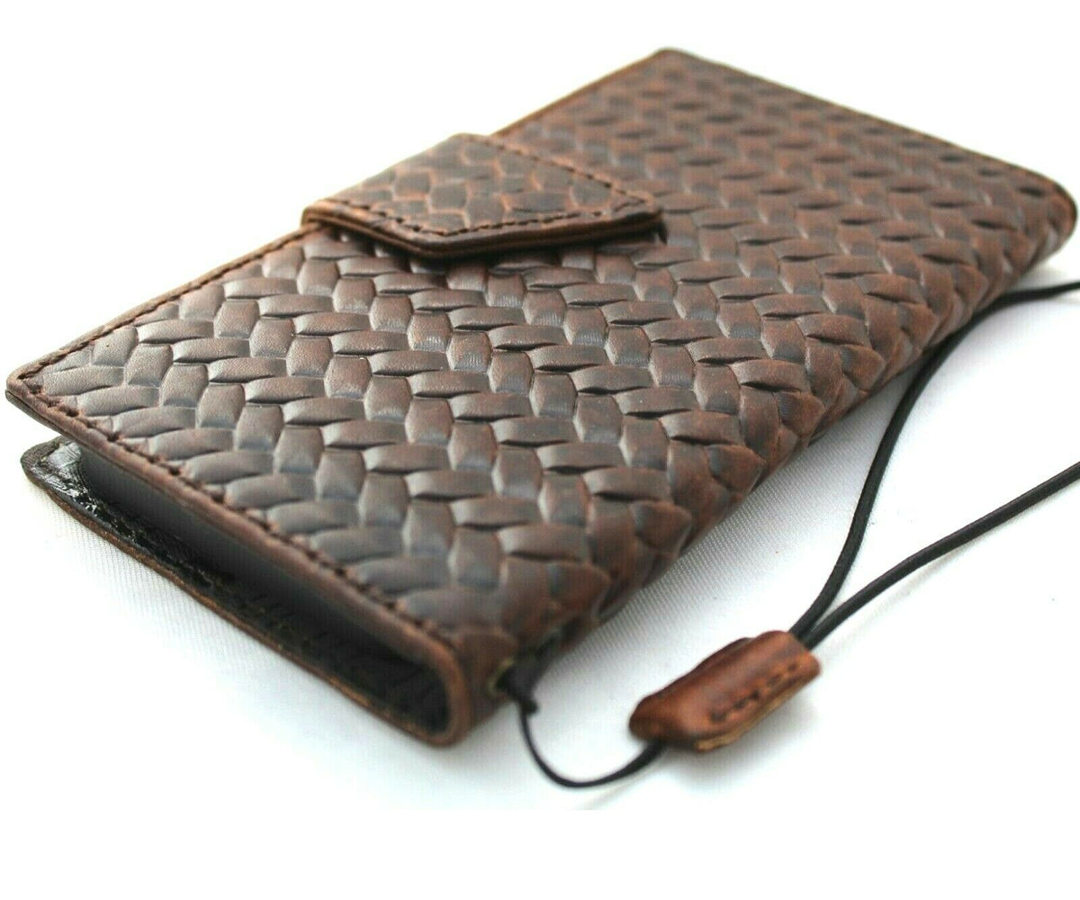 Handmade vintage leather phone case for iPhone models, with magnetic wallet cover and classic DAVISCASE branding.