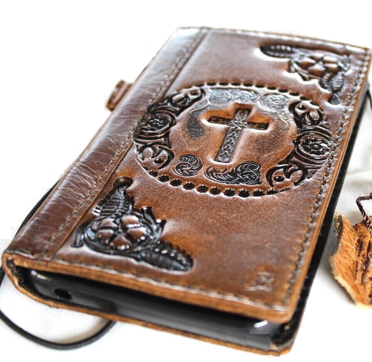 Genuine leather Google Pixel 7 Pro case by DAVISCASE with wallet design, Jesus cross detail, compatible with wireless charging.