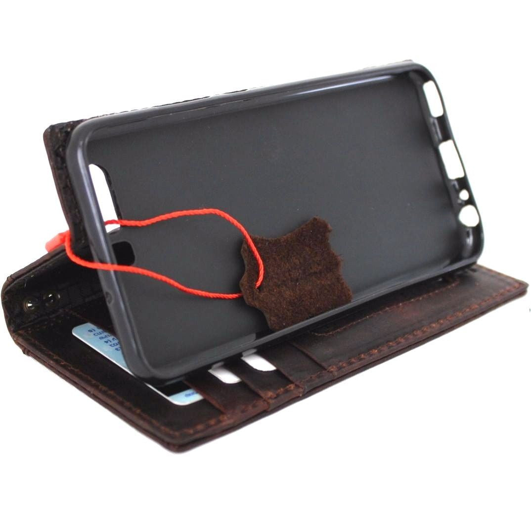 Handmade genuine leather case for Huawei P10 by DAVISCASE, featuring a retro book wallet design with luxury craftsmanship.