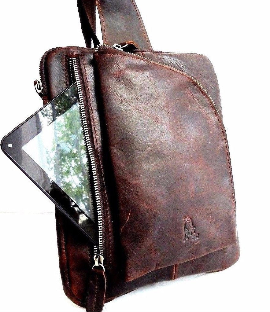Brown genuine leather men's messenger bag by DAVISCASE for iPad, notebooks, and crossbody use, ideal for students and professionals.