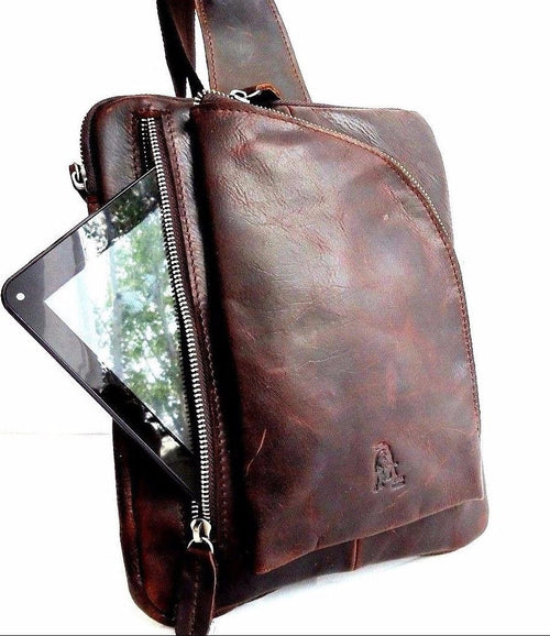Brown genuine leather men's messenger bag by DAVISCASE for iPad, notebooks, and crossbody use, ideal for students and professionals.