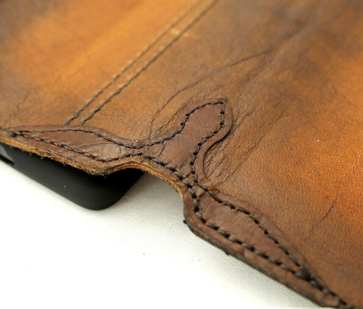 Handmade genuine leather Samsung Galaxy S21 Ultra 5G wallet case by DAVISCASE with oiled top grain leather and wireless charging compatibility.