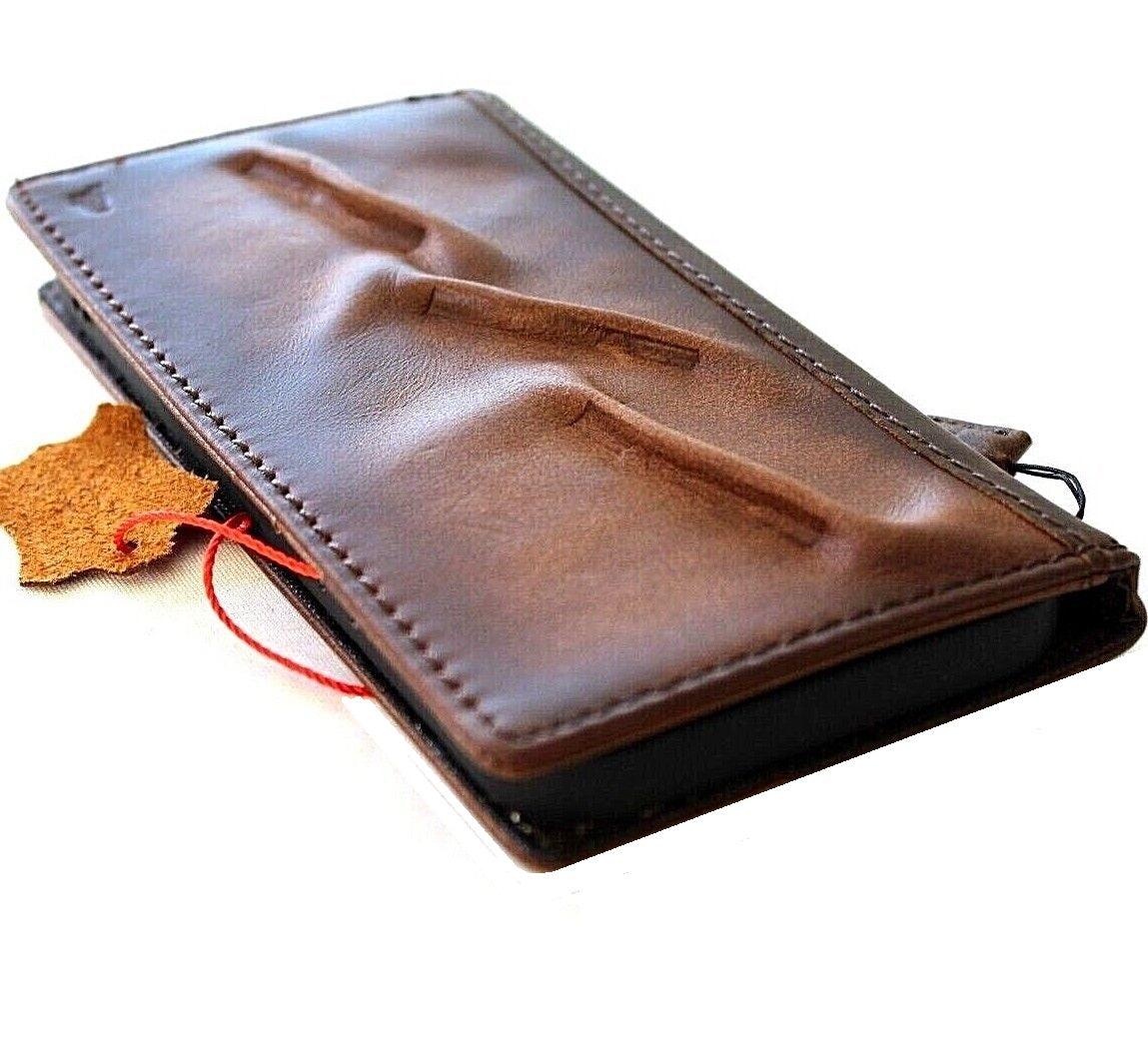 Handcrafted genuine leather phone case for Apple iPhone models featuring vintage style, card slots, and full grain leather from DAVISCASE.